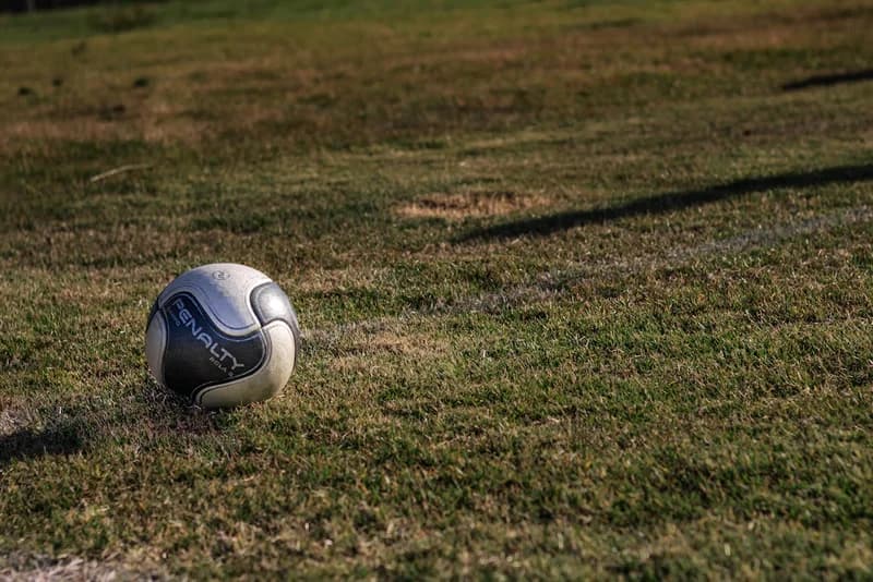 Ballon de football et stade illuminé le soir