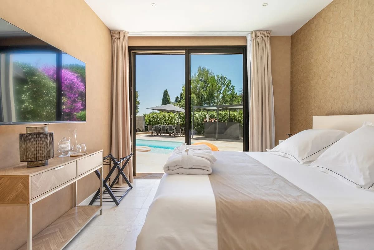 Villa Monarque :Chambres d'hôtes, de luxe, avec piscine, au cap d'Agde, proche du village naturiste, Hérault, Occitanie — Cap