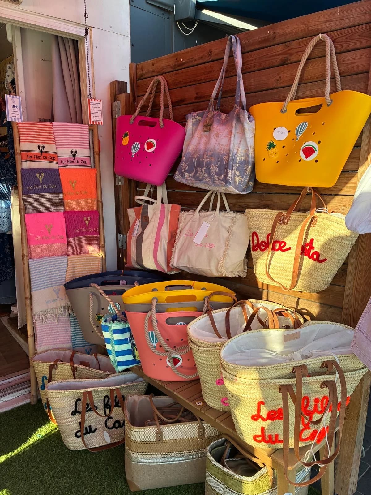 Les filles du Cap — Agde — Cap d'Agde Méditerranée