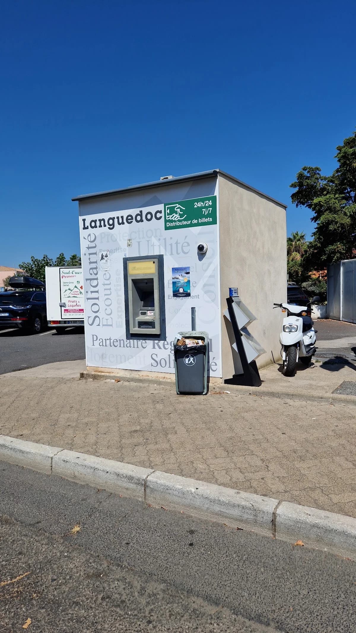 Distributeur de billets — Agde — Cap d'Agde Méditerranée