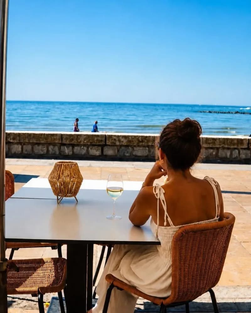 La terrasse de La Sergerie face à la plage, boulevard du Front de Mer au Grau d'Agde