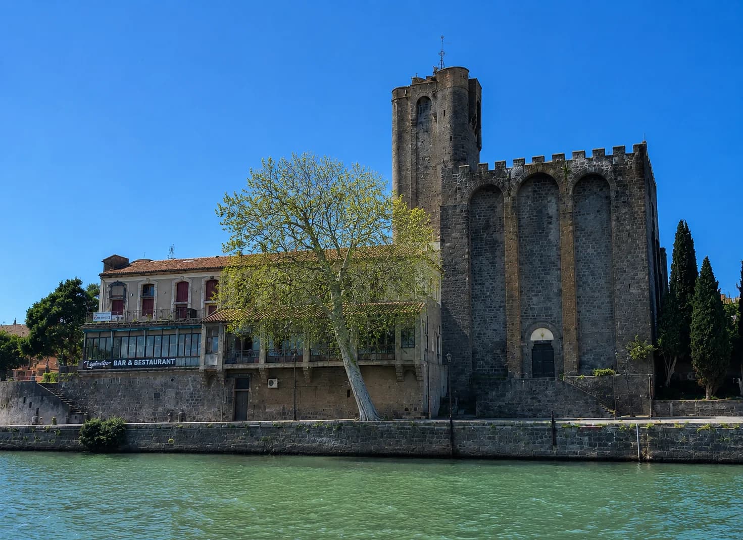 Cathédrale Saint-Étienne d'Agde en basalte volcanique noir, Perle Noire de Méditerranée