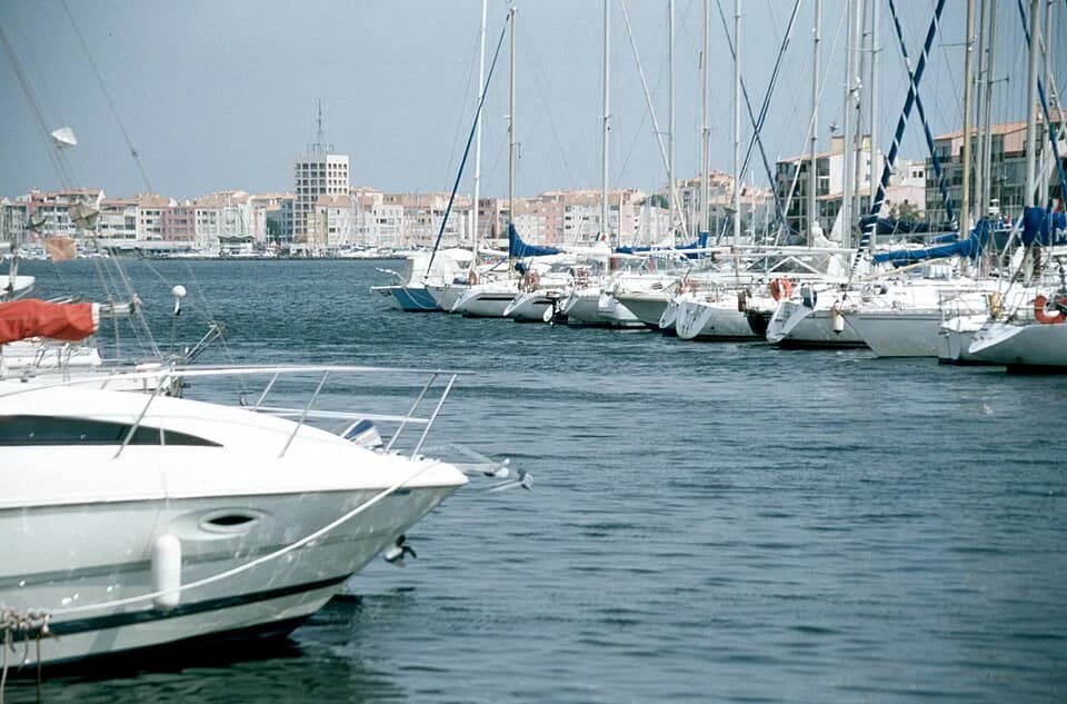Marina de Cap d'Agde avec voiliers amarrés, port de plaisance Méditerranée