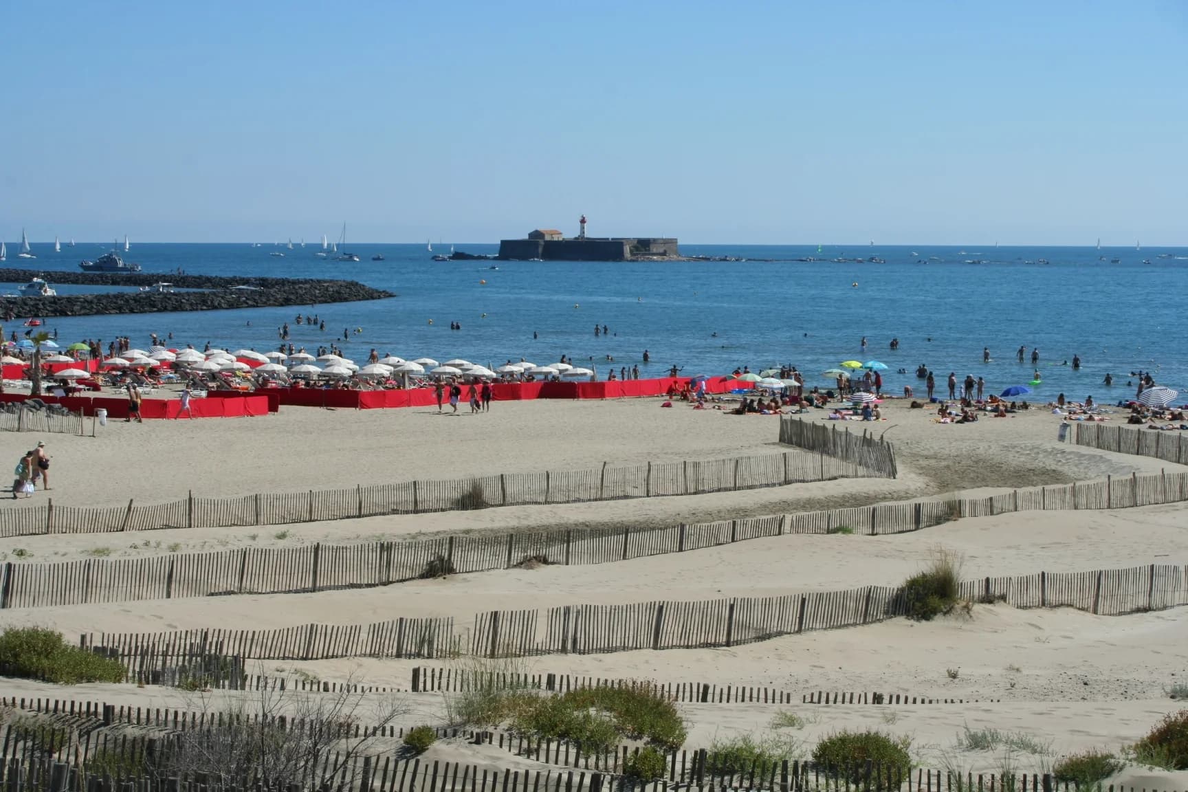 Plage de Richelieu Cap d'Agde, sable fin, location vacances bord de mer Méditerranée
