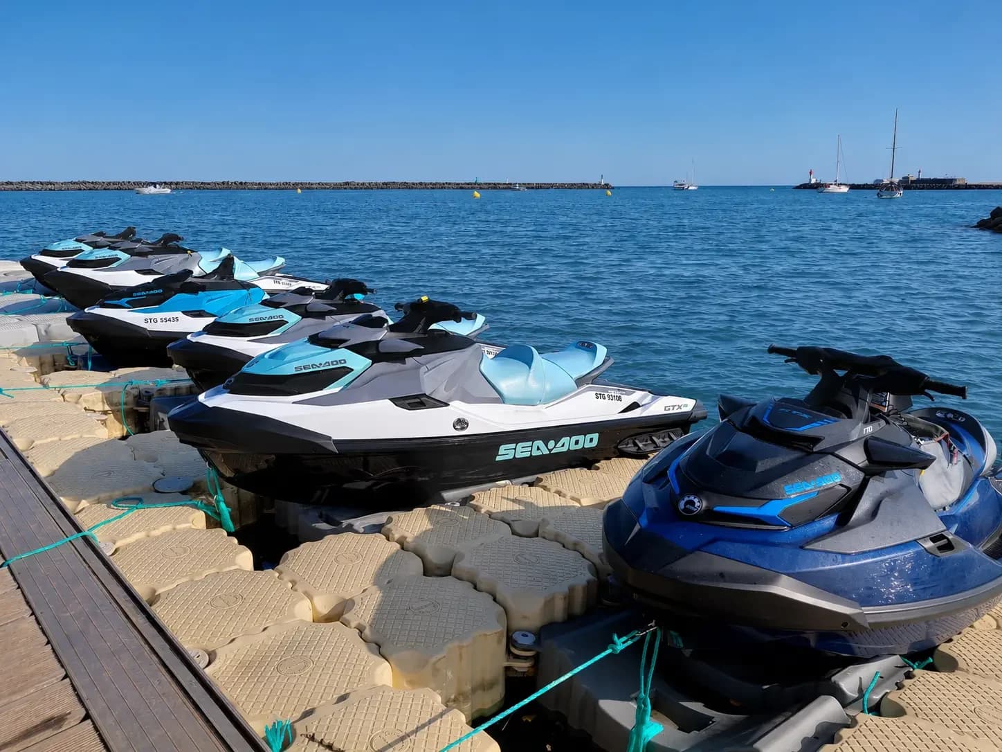 La flota de motos de agua de Agde Jet Ski, en el centro náutico de Cap d'Agde