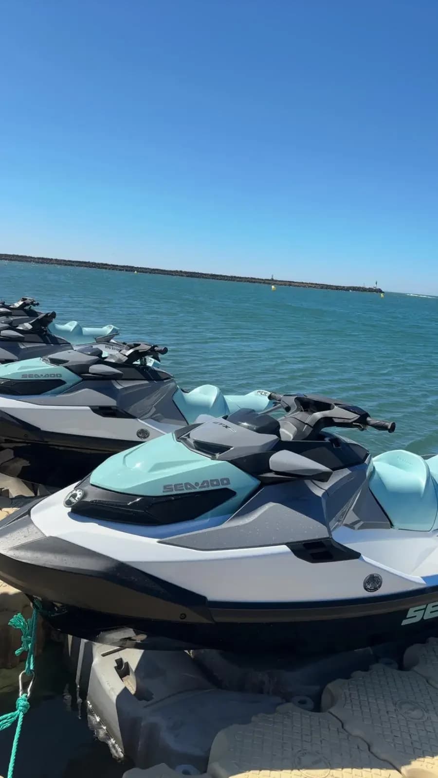 Jet-skis au départ du Cap d'Agde, en Méditerranée