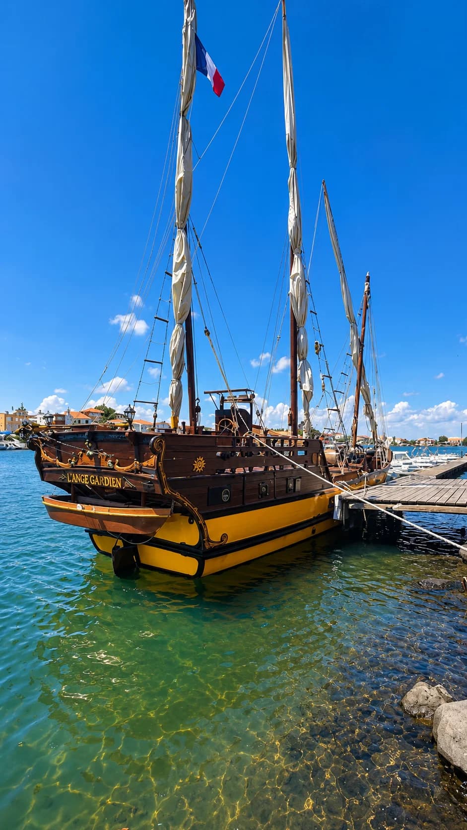 Bateau au Grau d'Agde, côte du Languedoc