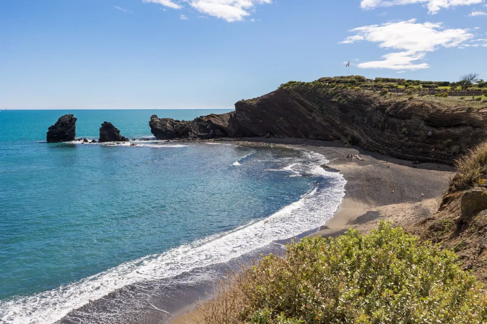La plage de la Grande Conque et son sable noir, au Cap d'Agde