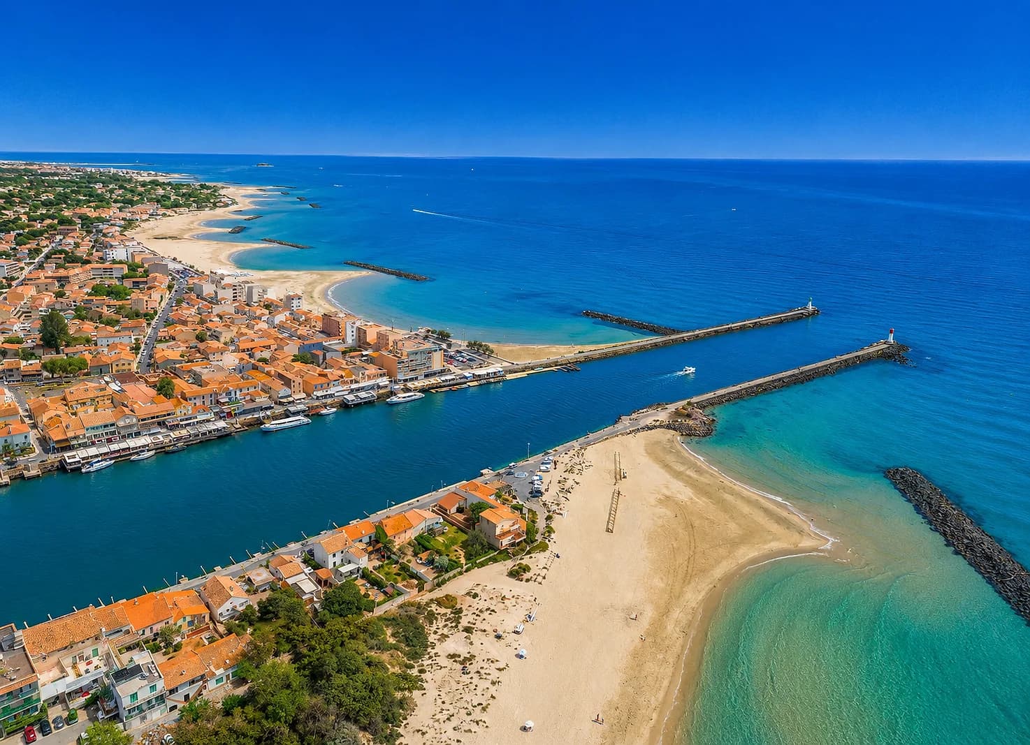 Vue aérienne du Grau d'Agde à l'embouchure de l'Hérault