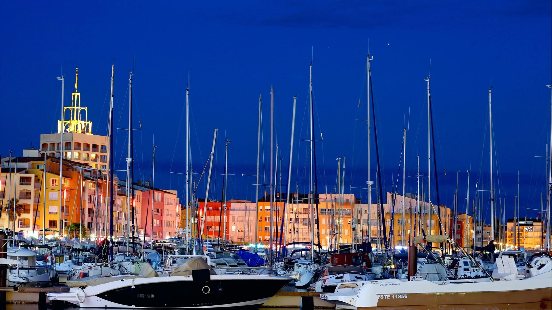 Le port et les marinas du Cap d'Agde à la tombée de la nuit