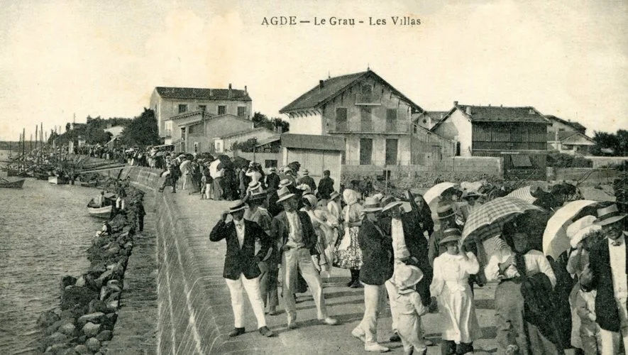 Tres vieille carte postale d riverains au Grau d'Agde au bord de l'Hérault