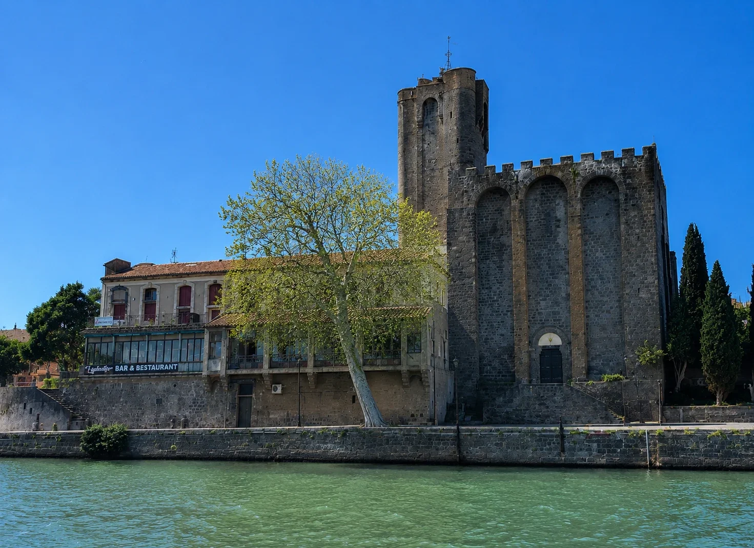 La cathédrale Saint-Étienne d'Agde, cathédrale fortifiée en basalte au bord de l'Hérault