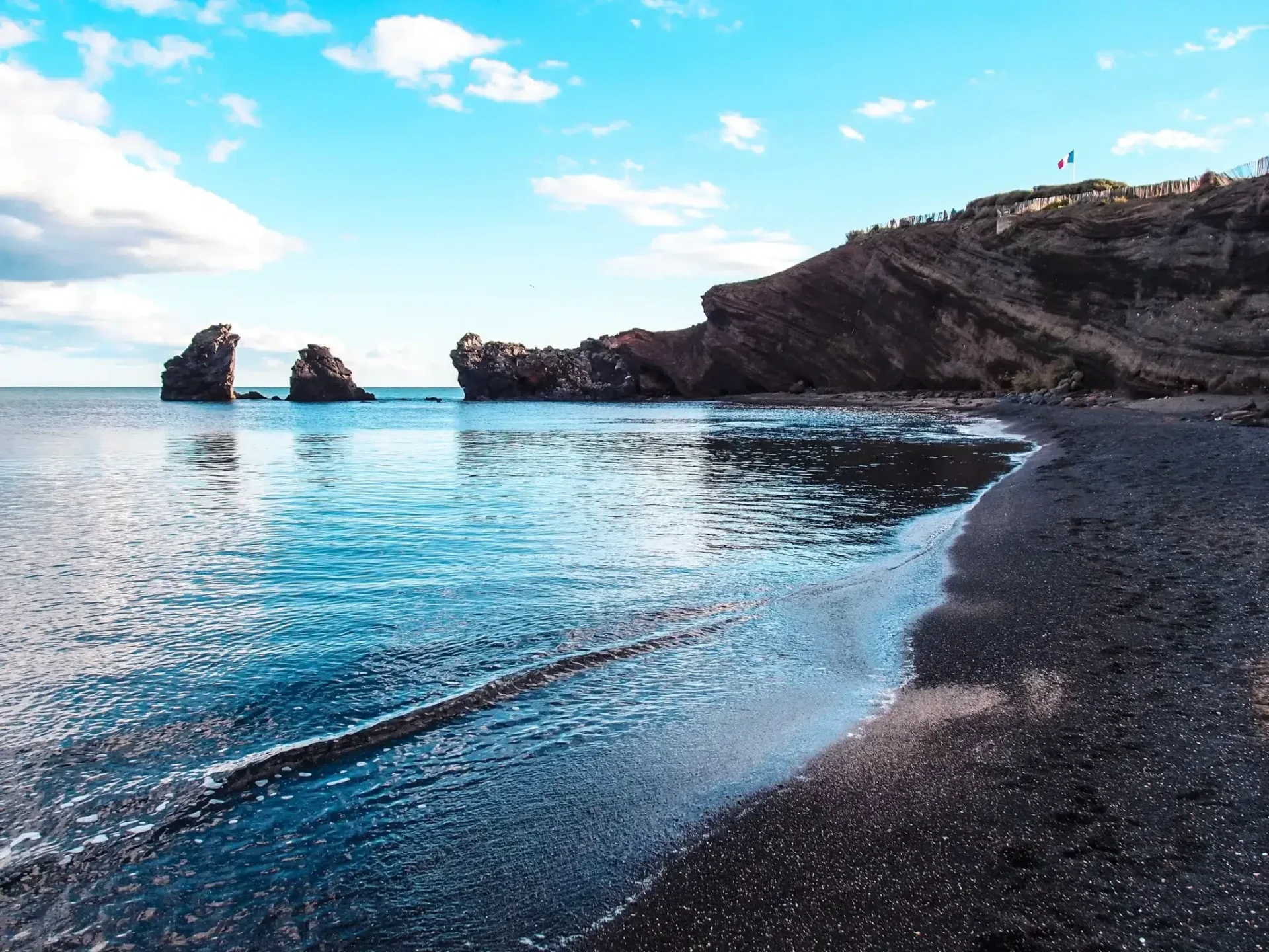 La plage de la Grande Conque au Cap d'Agde, sable noir volcanique et rochers des Deux Frères