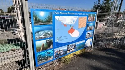Pancarte qui parle de l’air protégé du Cap d’Agde en mer, situé à la criée du gros d’Agde