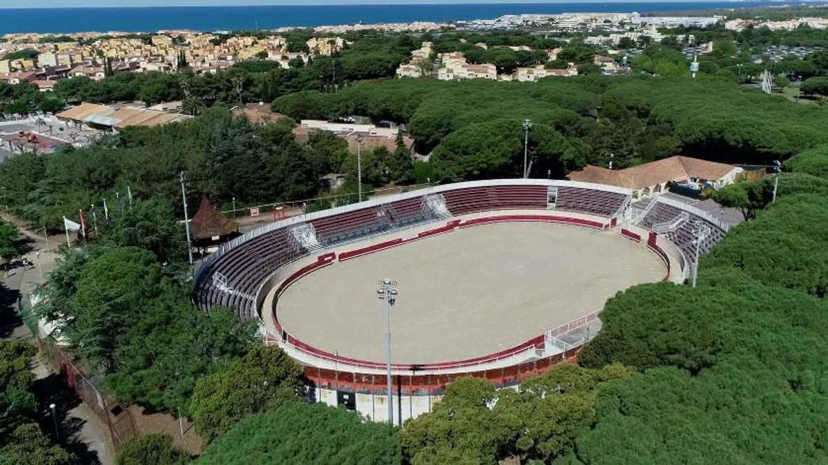 Cap d'Agde - C'est gratuit pour les enfants pour le 1er toro piscine mousse de la saison #capdagde