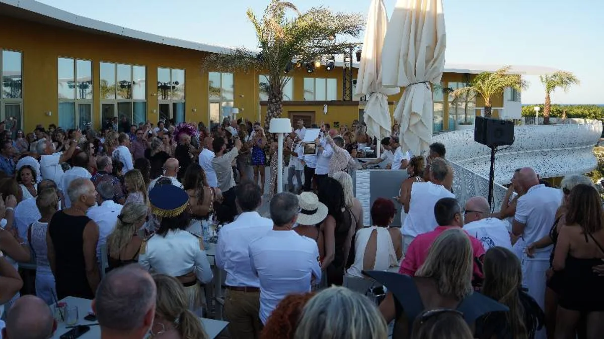 Cap d'Agde - Le Vibes Lounge a ouvert ses portes sur le rooftop du Vibes Resort au Village Naturiste #capdagde