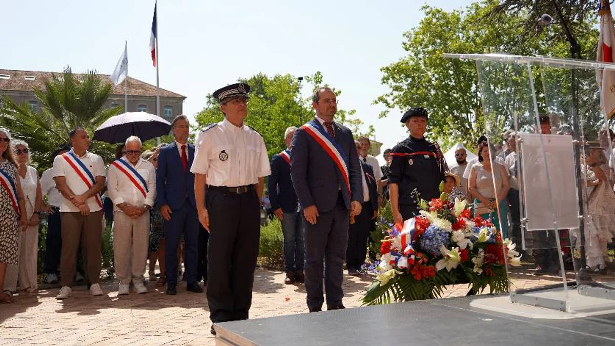 Agde - Le parvis de l'Hôtel de Ville Mirabel accueille la cérémonie officielle du 14 Juillet #agde
