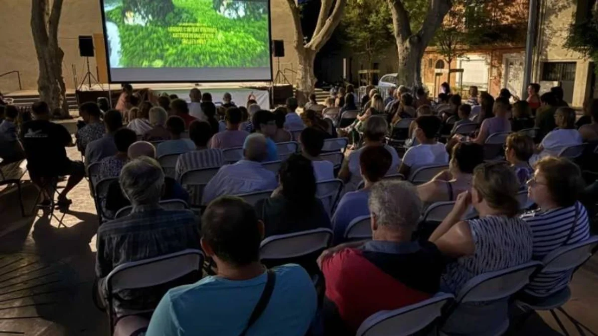 Bessan - Carton plein pour la première séance estivale du ciné en plein air en centre-ville #bessan