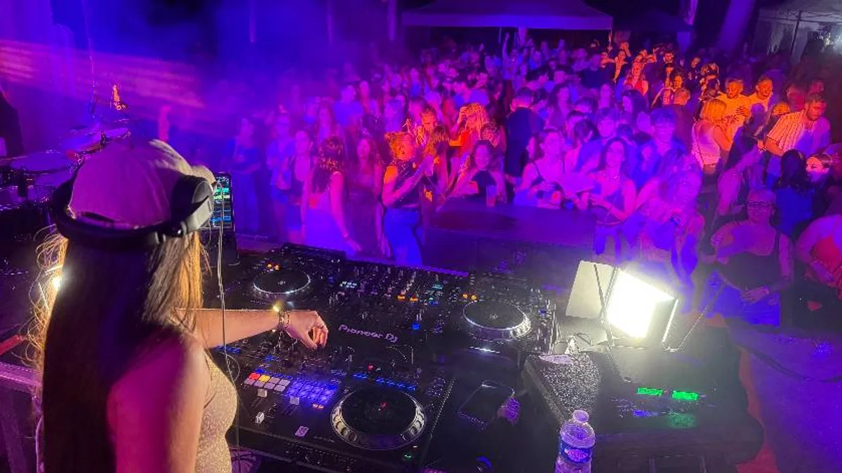 Bessan - Rythme latino à l'espace des Peupliers, métamorphosé en piste de danse « caliente » #bessan
