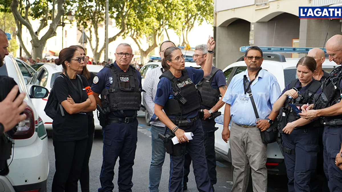 Agde - Première scène flottante à Agde : les forces de sécurité sur le pont #agde