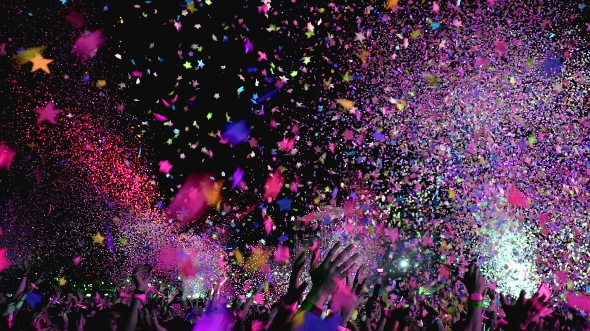 Marseillan - Une soirée Holi haute en couleurs pour le 15 août, place de la République à Marseillan-Ville. #marseillan