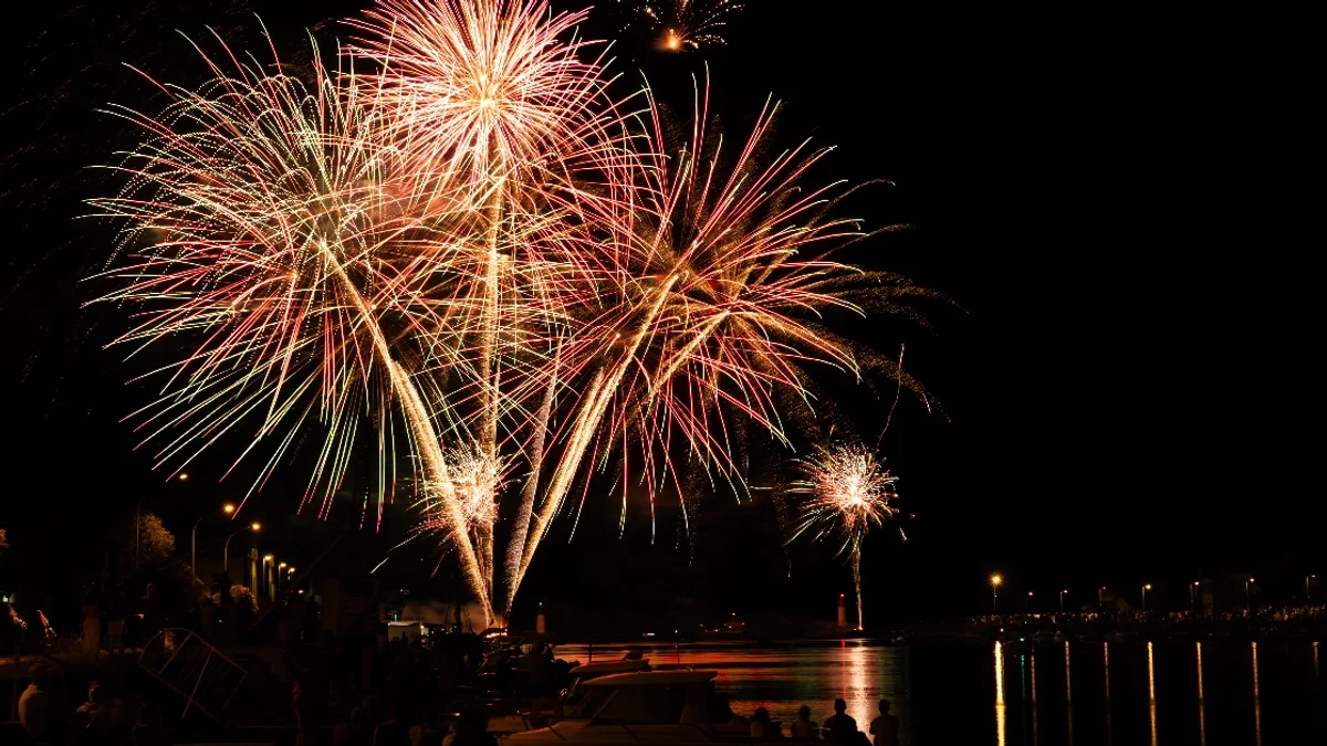 Grau d'Agde - Le dernier feu d'artifice de l'été a illuminé l'embouchure de l'Hérault #graudagde