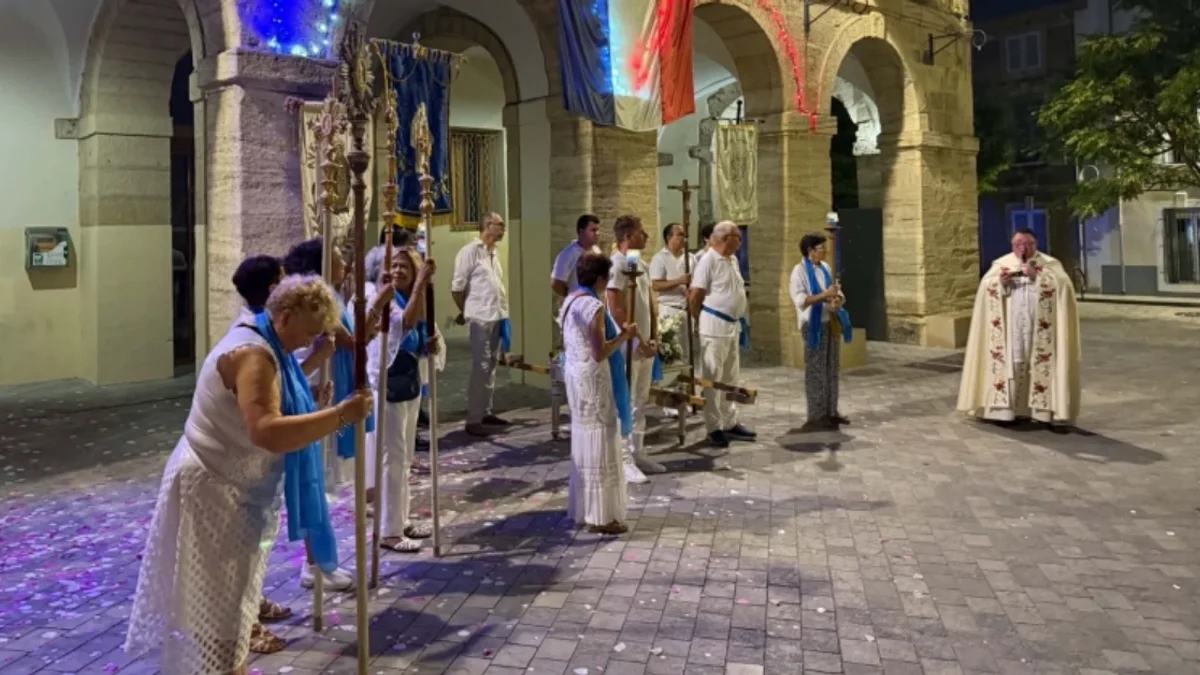Bessan - Notre-Dame des Vignes honorée par la paroisse avec une fervente procession #bessan