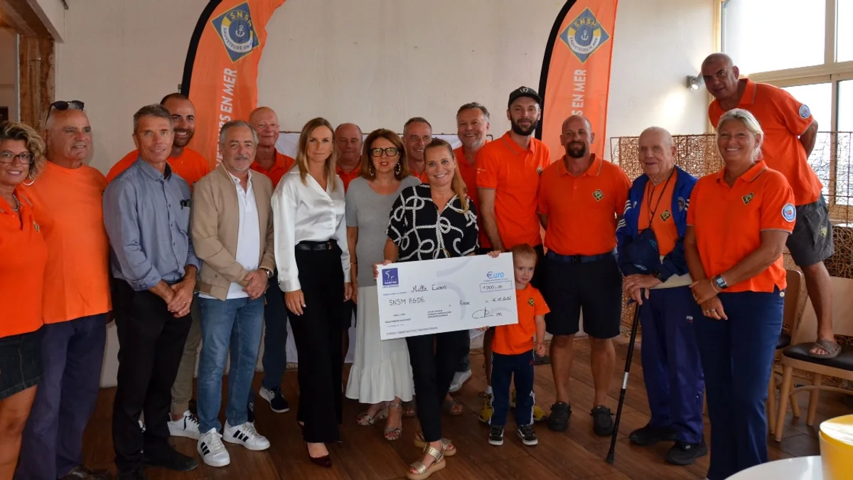 Cap d'Agde - Le Crédit Maritime remet un chèque de 1 000 euros à la SNSM du Cap d'Agde #capdagde