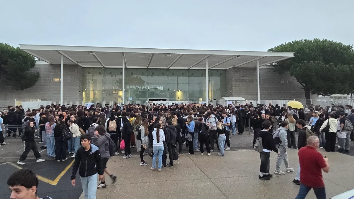Agde - Des lycéens mobilisés devant le lycée Auguste Loubatières #agde
