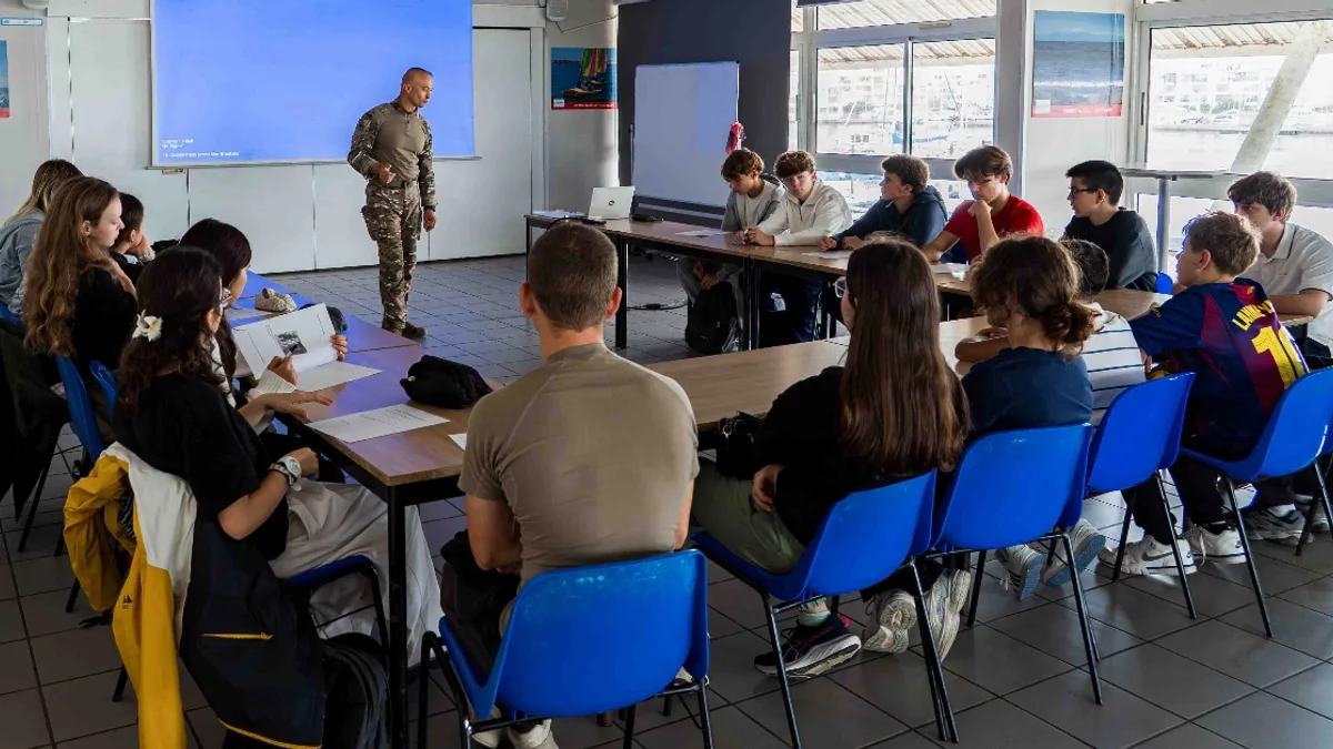 Agde - La Classe Défense du lycée Auguste Loubatières rencontre la 13e DBLE #agde
