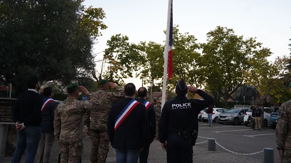 Agde - La 13e DBLE participe à une cérémonie de levée des couleurs devant l'hôtel de ville #agde