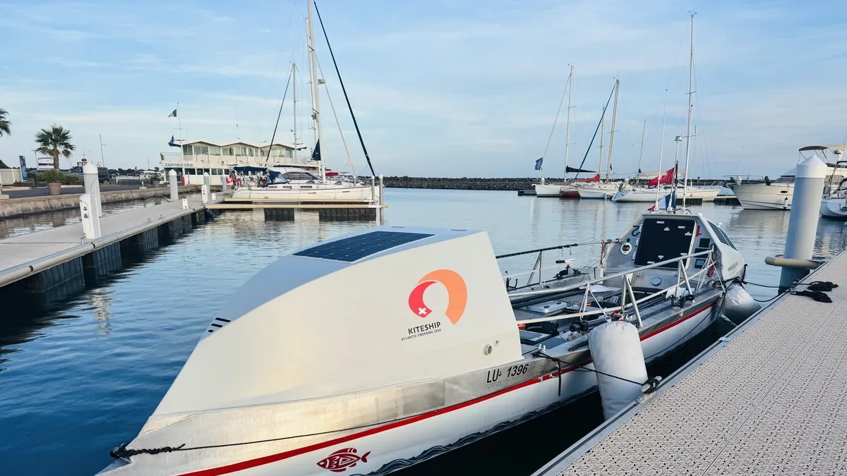 Au Cap d'Agde, un étrange bateau intrigue les promeneurs