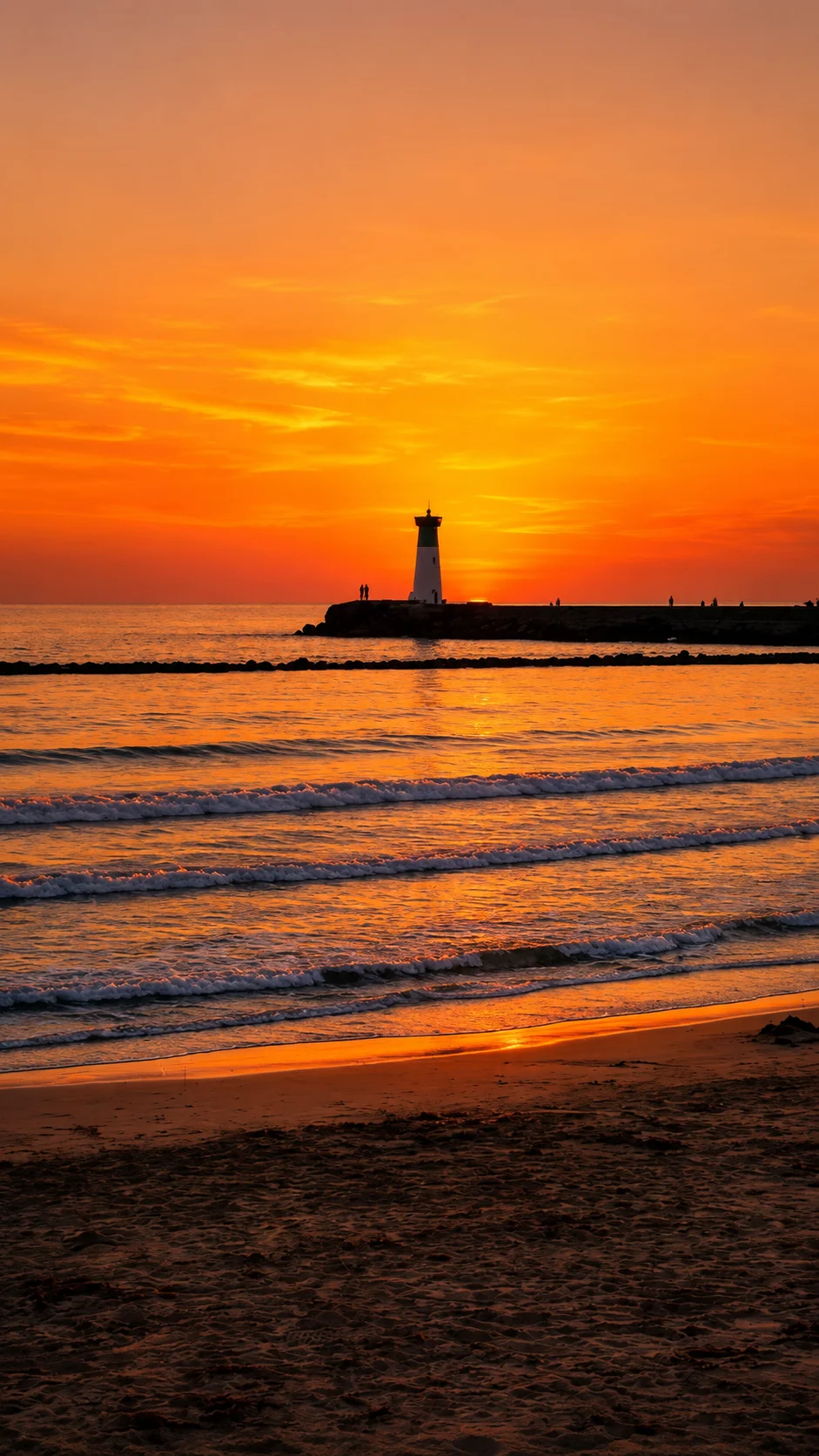 Plage du Grau d'Agde au coucher du soleil, côte méditerranéenne d'Agde